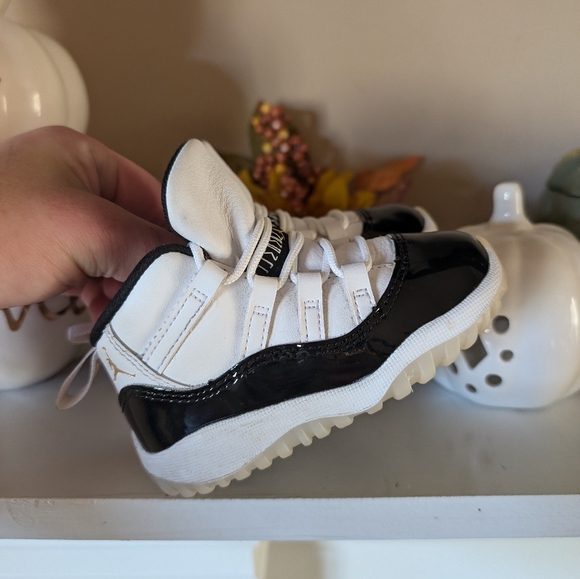 Nike Air Jordan 11 Retro Toddler Shoes - Picture 3 of 8